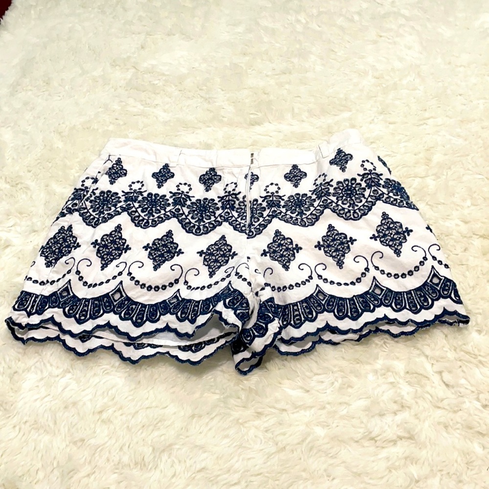 BODEN Scalloped Shorts. Navy and white lined!